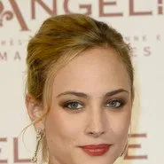 Nora Arnezeder